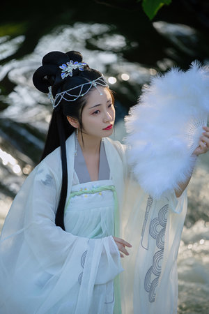 趴在废弃工厂等流浪狗上